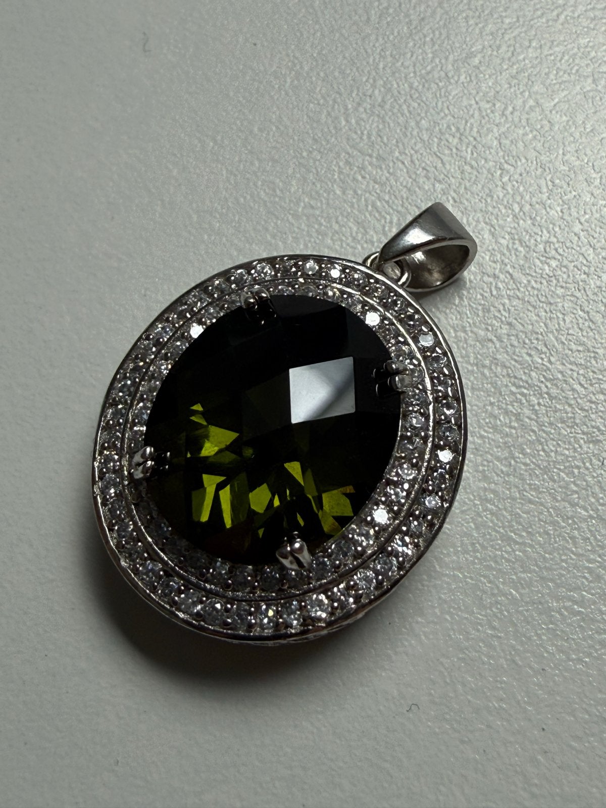 Zilveren Hanger met Groene Peridot en Zirkonia, Overige voorstellingen, Verzenden, Nieuw, Met edelsteen