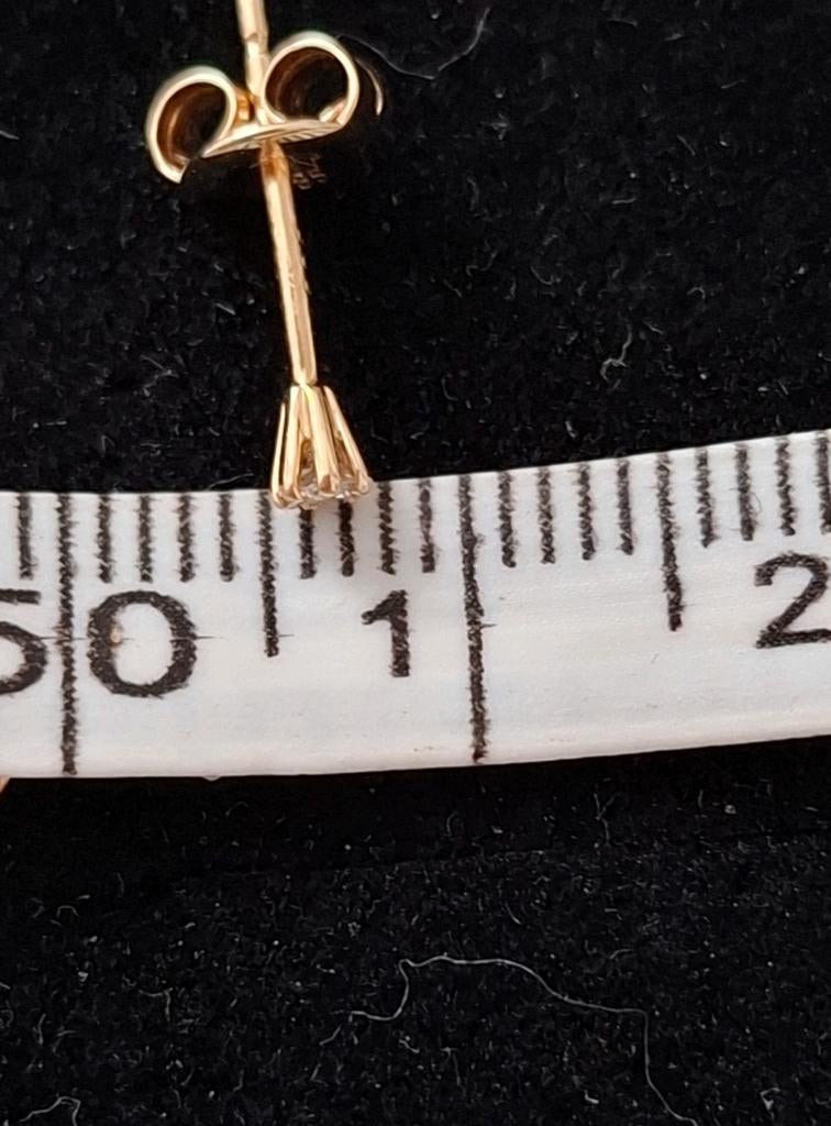 ENKELE oorbel 14 karaat goud diamant 0,03ct oorknop, Ophalen of Verzenden, Zo goed als nieuw, Met edelsteen, Knopjes of Stekers