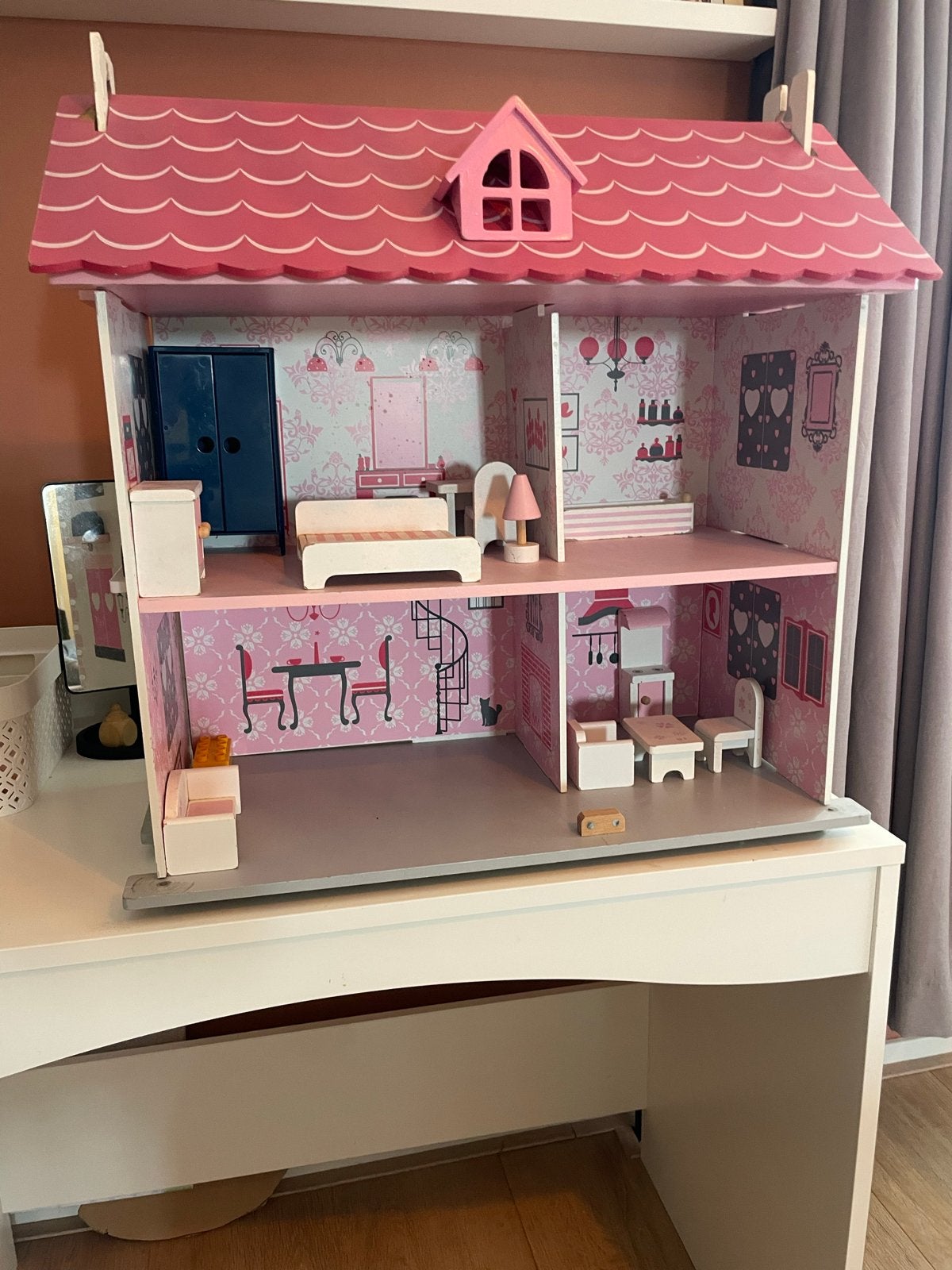 Groot houten poppenhuis met meubels, Ophalen of Verzenden, Gebruikt, Poppenhuis