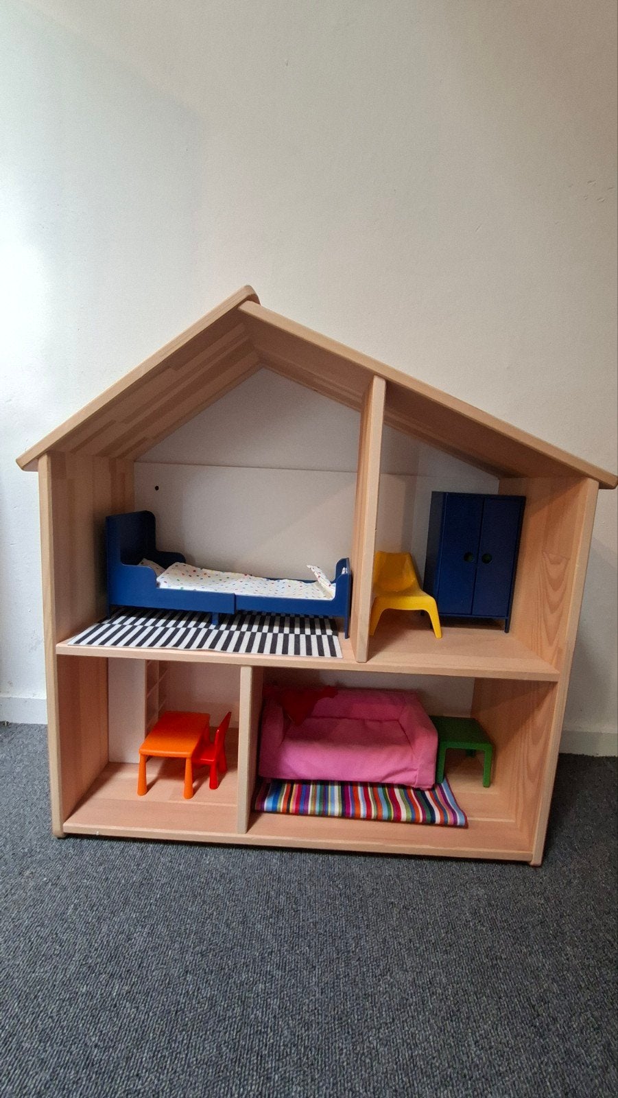Houten poppenhuis met meubels Ikea - Zo goed als nieuw, Ophalen of Verzenden, Zo goed als nieuw, Poppenhuis