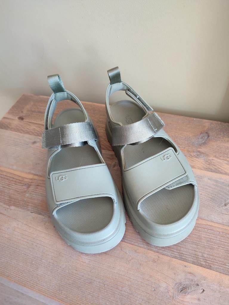 Uggs sandalen maat 39 Nieuw maar twee keer gedragen., Ophalen of Verzenden, Nieuw