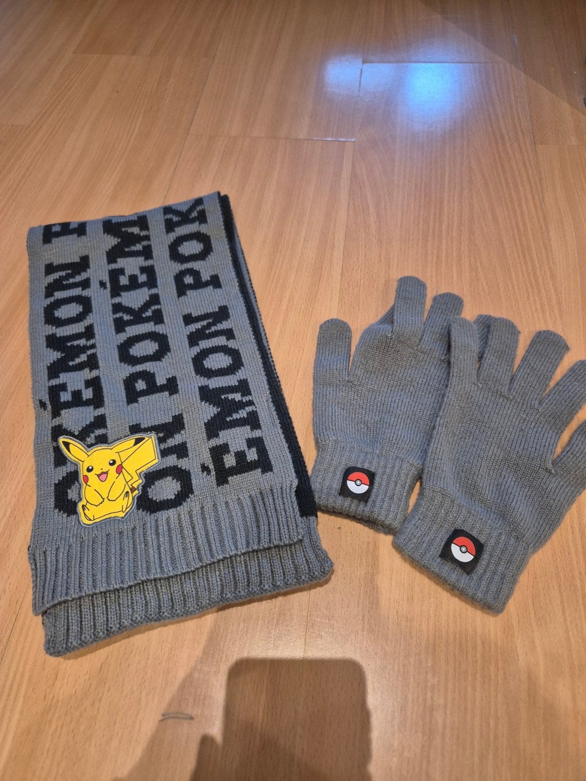 Pokémon Winterset (Sjaal + Handschoenen) met Pikachu - zgan!, Ophalen of Verzenden, Zo goed als nieuw, Jongen of Meisje, Setje