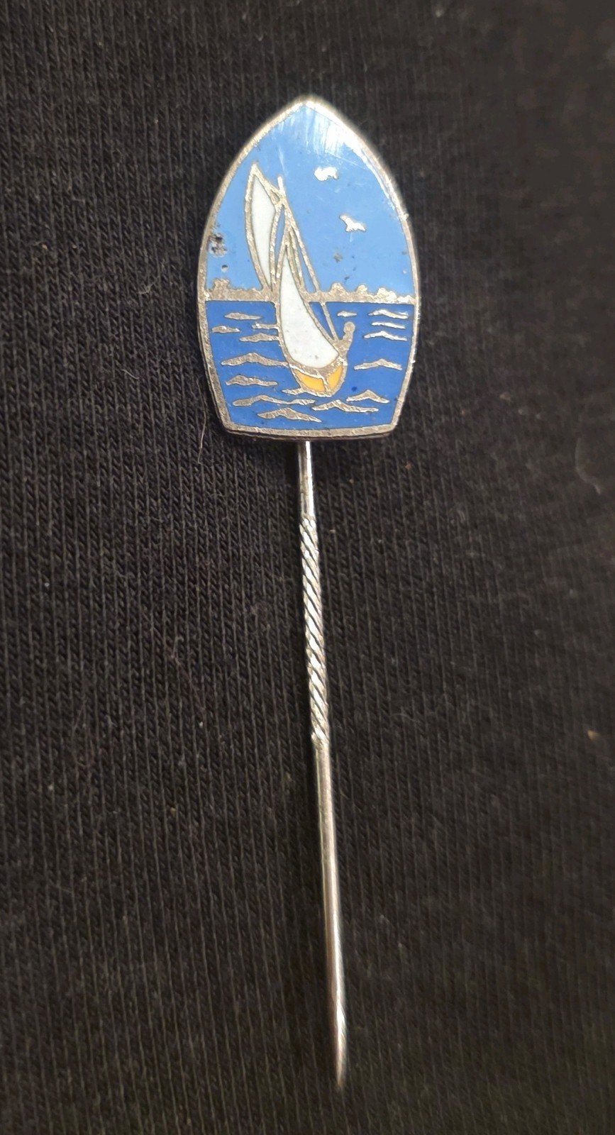 Vintage zeilboot speldje - Blauw en wit emaille, Ophalen of Verzenden, Gebruikt, Transport, Speldje of Pin