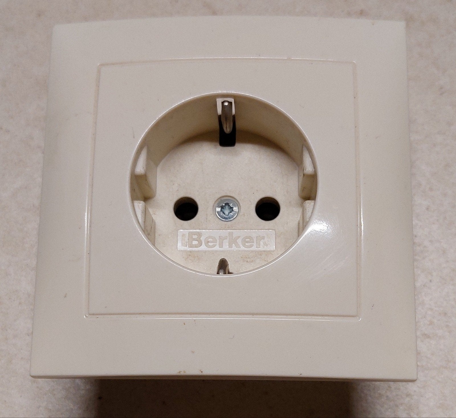 Berker Module 2 inbouw wandcontactdoos geaard, Doe-het-zelf en Verbouw, Ophalen of Verzenden, Gebruikt, Berker, Stopcontact