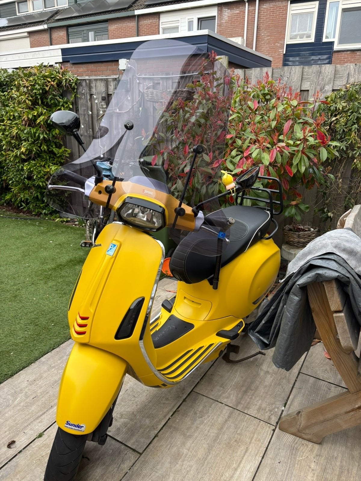 Vespa Sprint 50cc Geel - Zo goed als nieuw, Fietsen en Brommers, Ophalen, Overige modellen, Zo goed als nieuw, Benzine