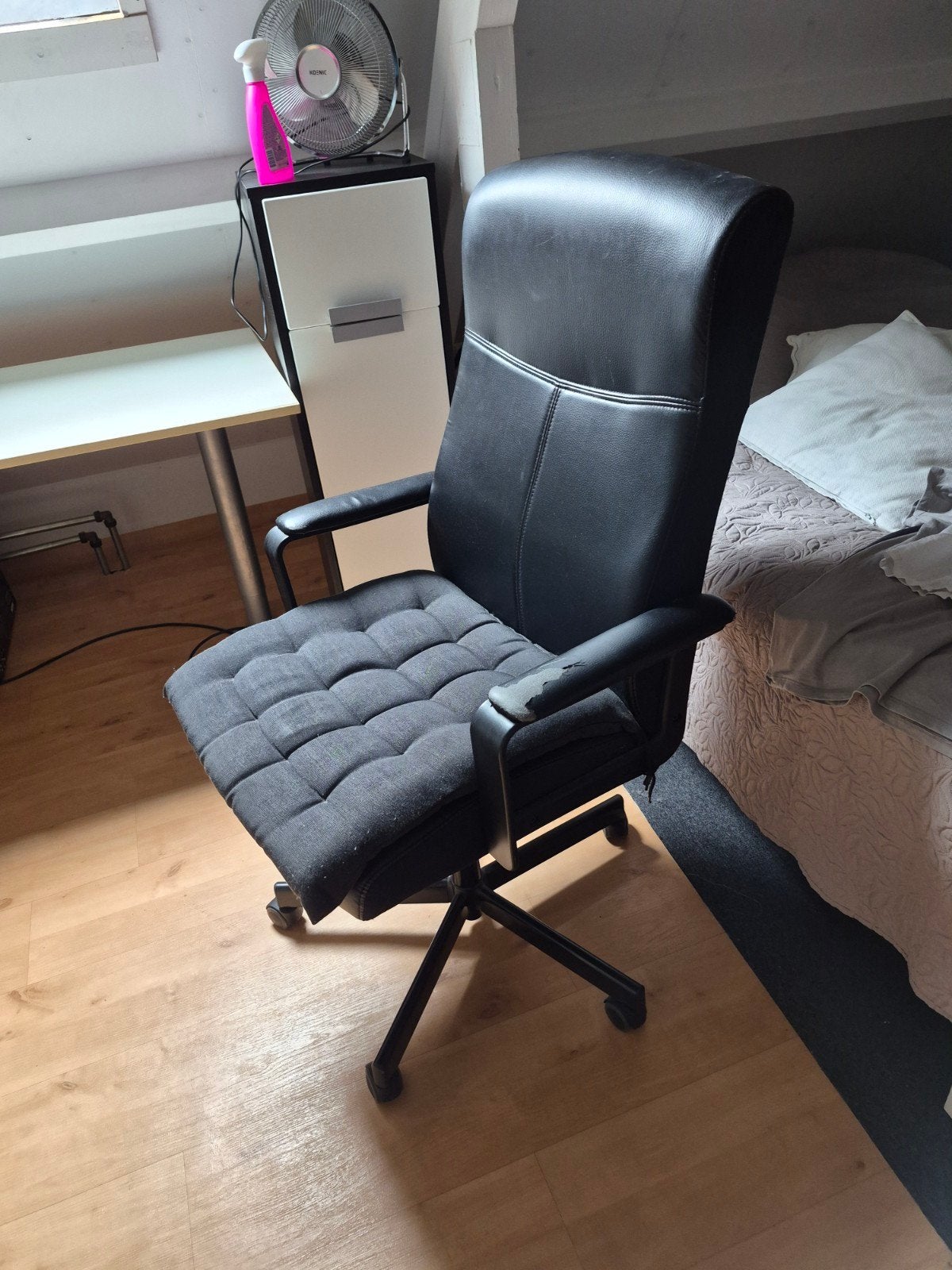 Ikea bureaustoel van echt leer met beschadigde armpads, Ophalen of Verzenden, Gebruikt, Zwart, Bureaustoel