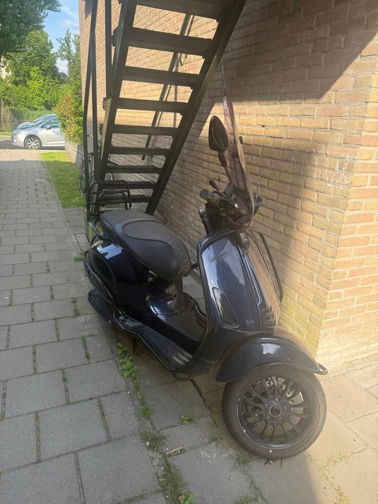Vespa Sprint 2019 - Midnight Blue - Custom Zadel, Fietsen en Brommers, Ophalen, Gebruikt