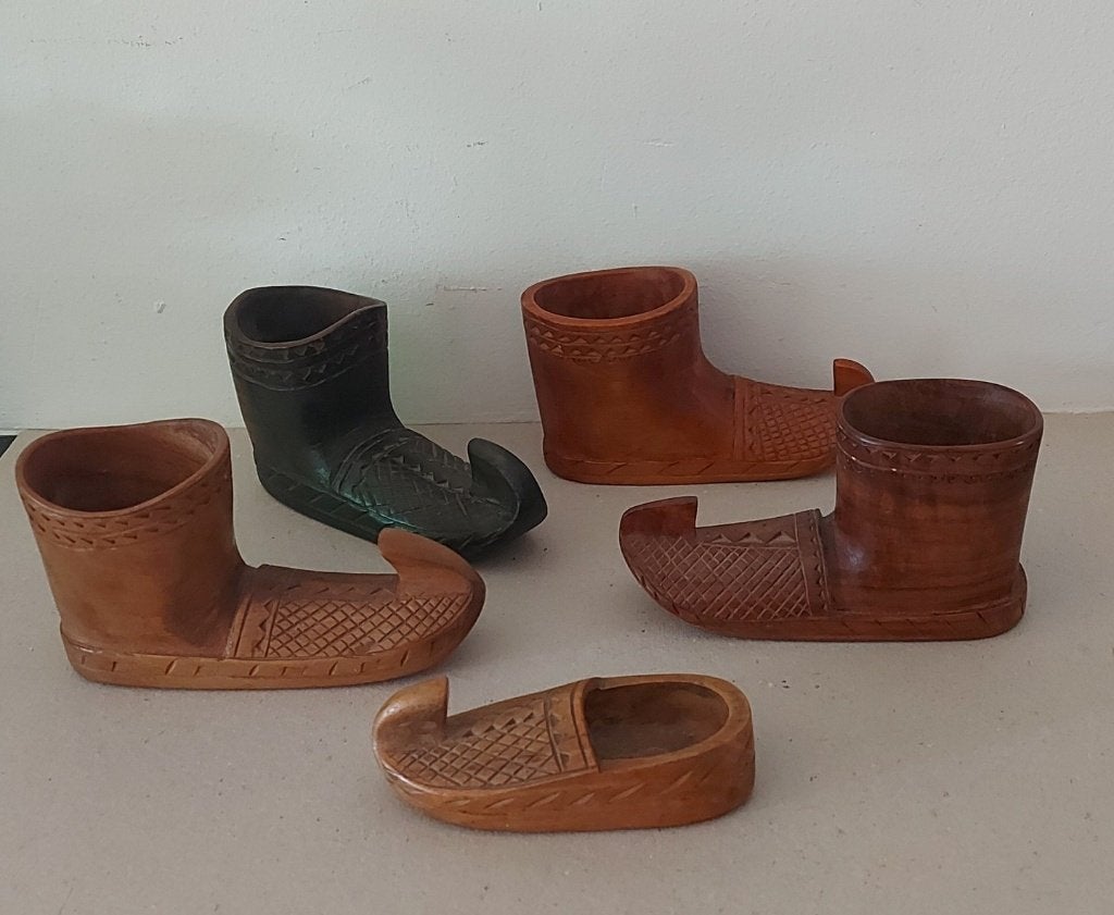 Houtsnijwerk 5 houten laarsjes SAMI Lapland volkskunst, Antiek en Kunst, Overige onderwerpen, Houtsnijwerk, Minder dan 20 cm, Ophalen of Verzenden
