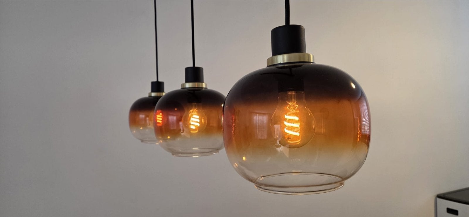 Hanglamp met 3 amberkleurige glazen kappen, Huis en Inrichting, Lampen | Hanglampen, Ophalen, Zo goed als nieuw, Glas, E27 (groot)