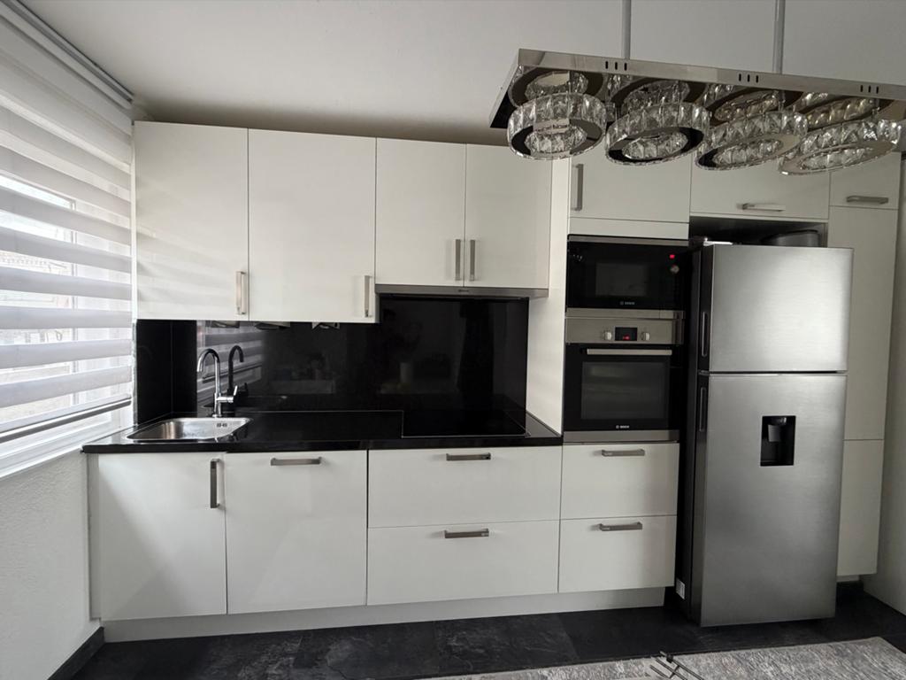 Moderne witte keuken met zwart granieten blad en apparatuur, Ophalen, Wit, Graniet of Steen, Enkelwandige keuken