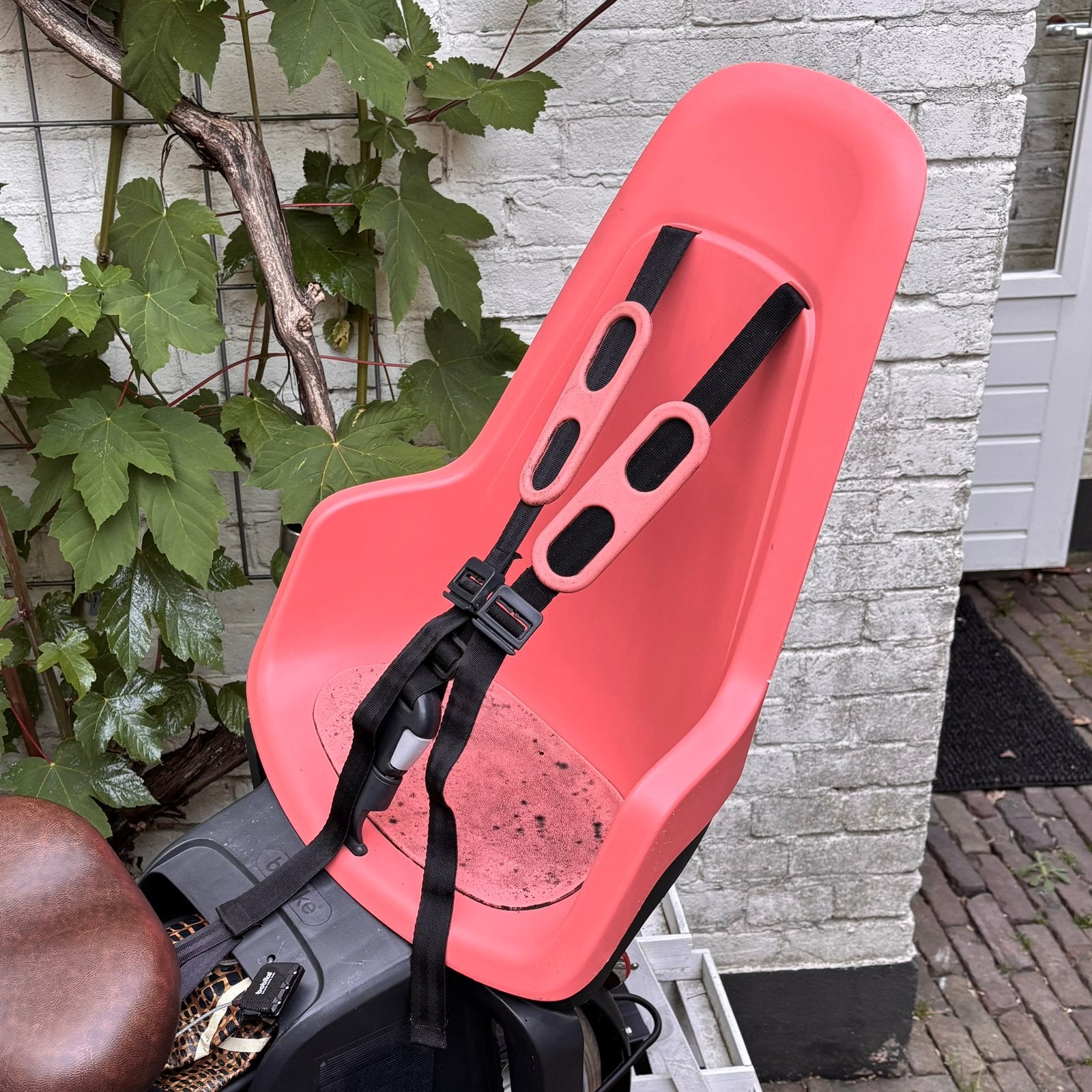 Bobike One Maxi Fietsstoeltje - Fierce flamingo ZGAN, Achterzitje, Voetsteuntjes, Zo goed als nieuw, Ophalen