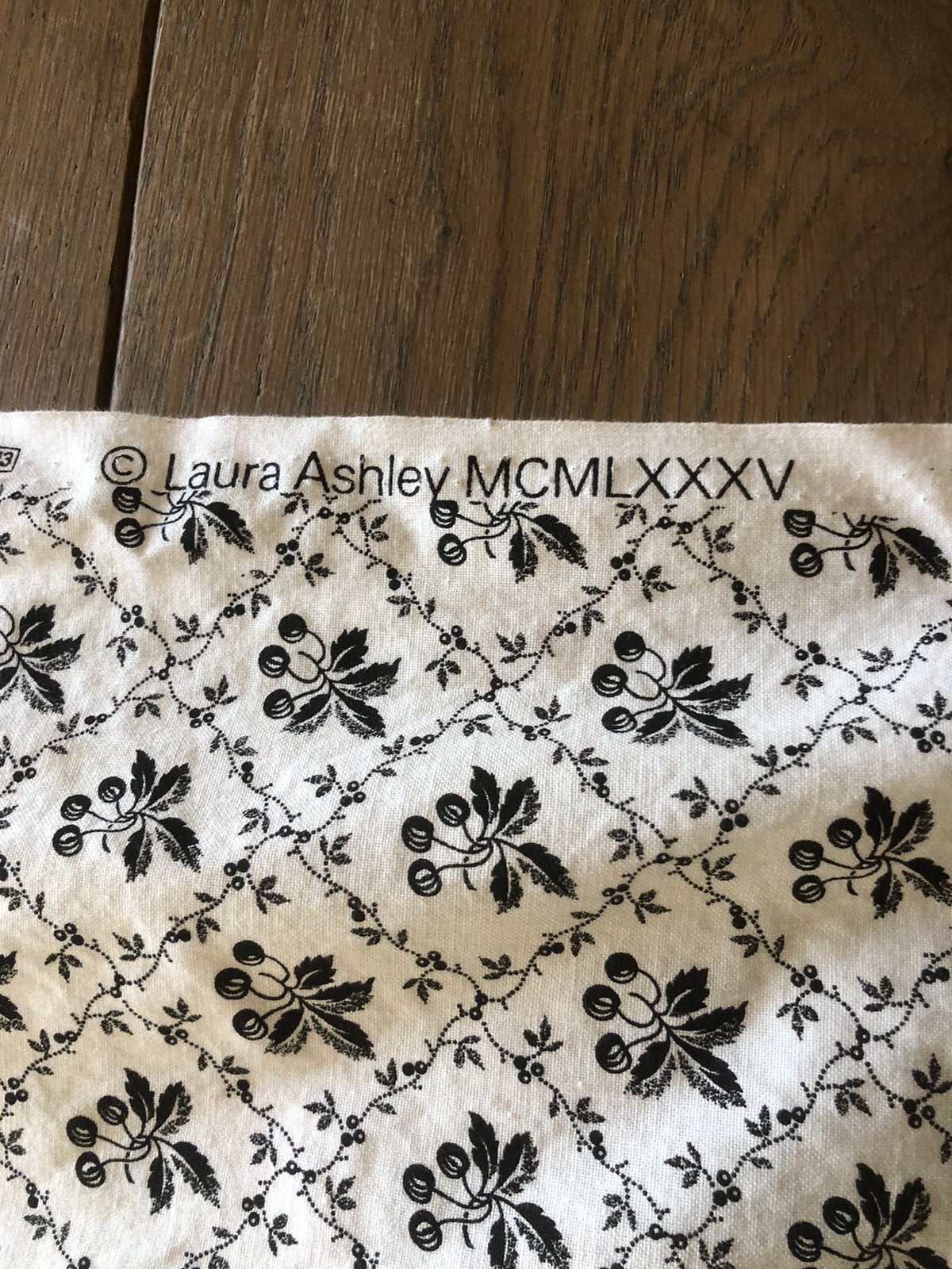 Laura Ashley stof zwart/wit, Hobby en Vrije tijd, Stoffen en Lappen, 120 cm of meer, Zwart, Ophalen of Verzenden, Zo goed als nieuw