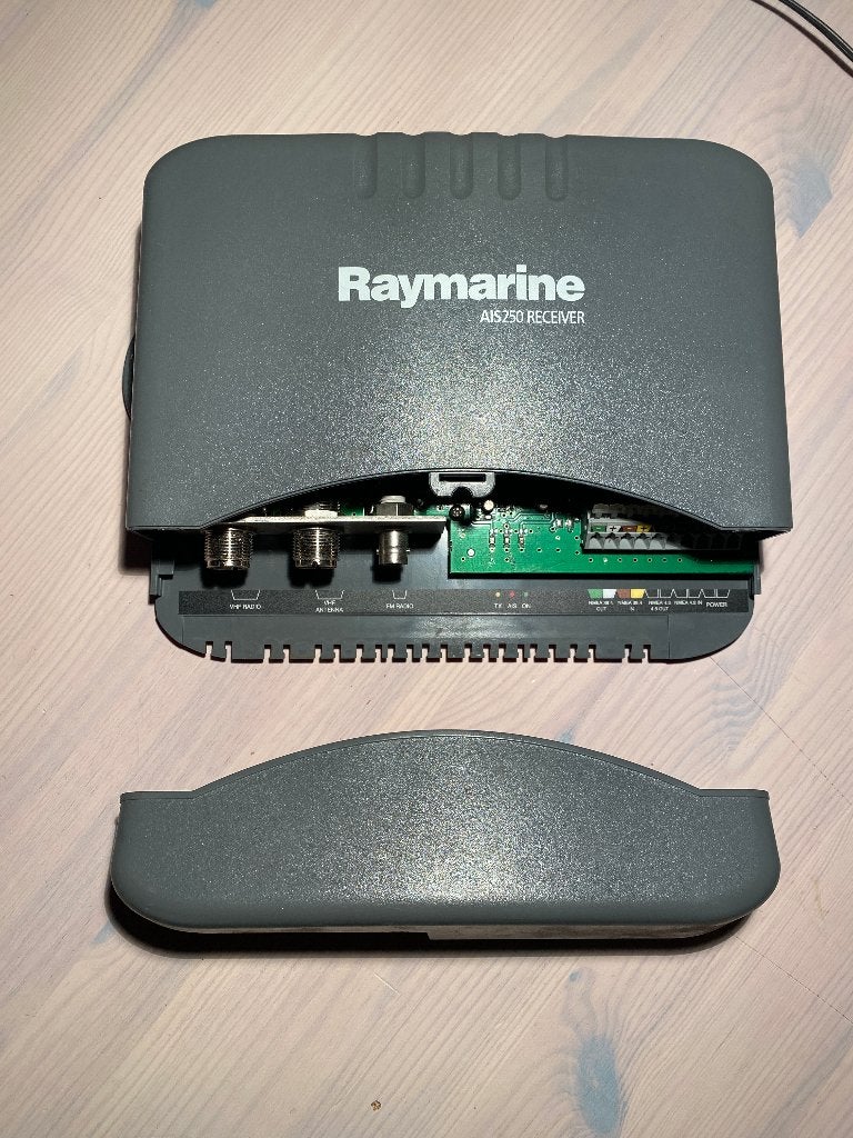 Raymarine AIS250 Receiver AIS Ontvanger Ingebouwde Splitter, Watersport en Boten, Ophalen of Verzenden, Communicatie