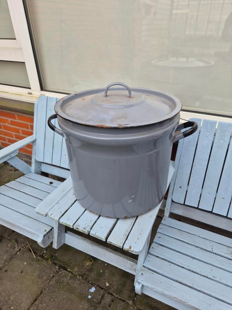 Kookpan voor tuin decoratie, Ophalen