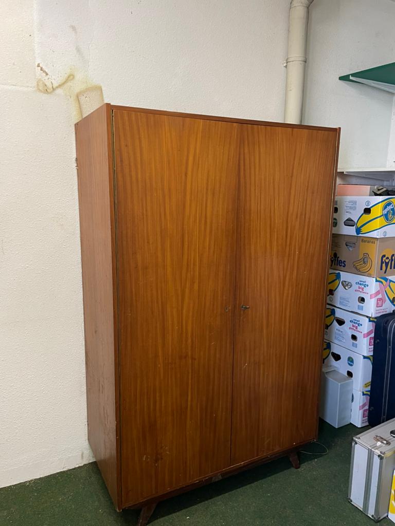 Vintage kledingkast-opknapper, Ophalen