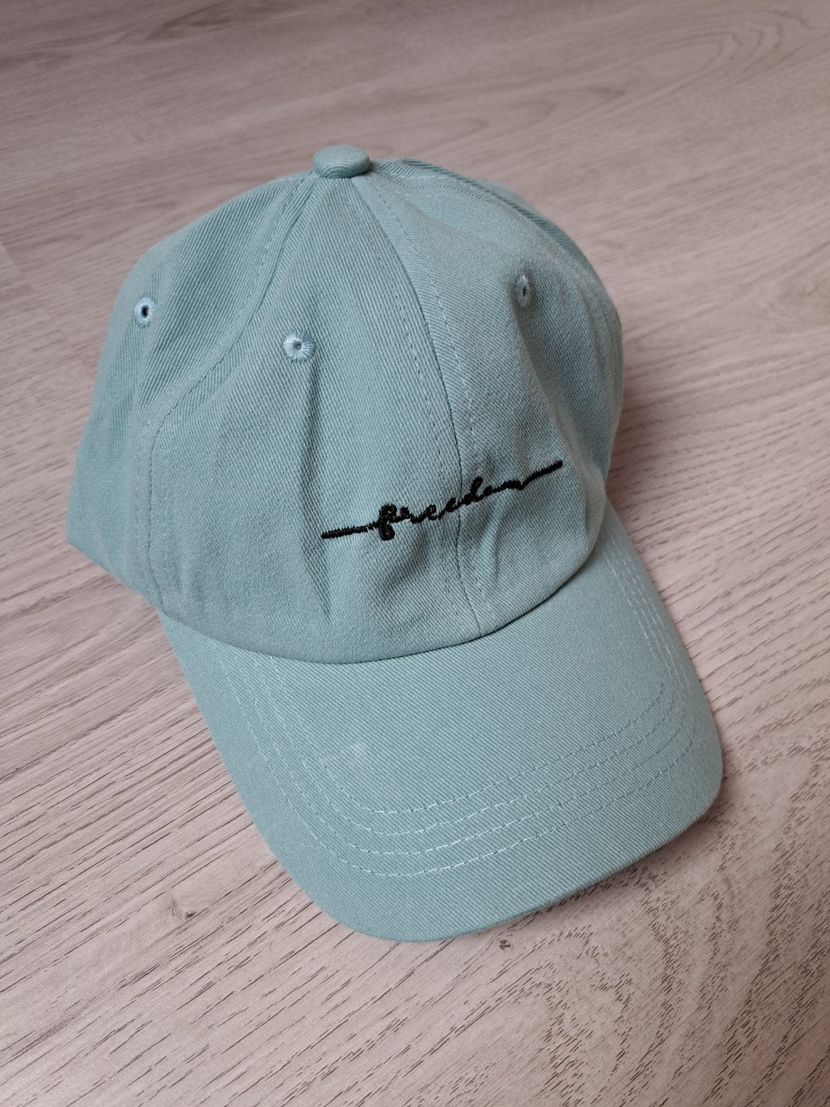 Denim blauwe pet 100% katoen met geborduurde tekst Freedom, Nieuw, One size fits all, Ophalen of Verzenden, Pet