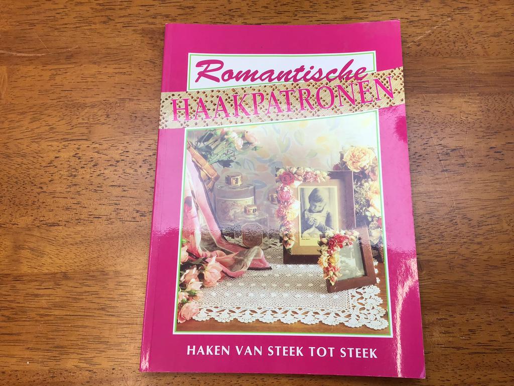 Romantische Haakpatronen, Ophalen of Verzenden, Zo goed als nieuw, Breien en Haken