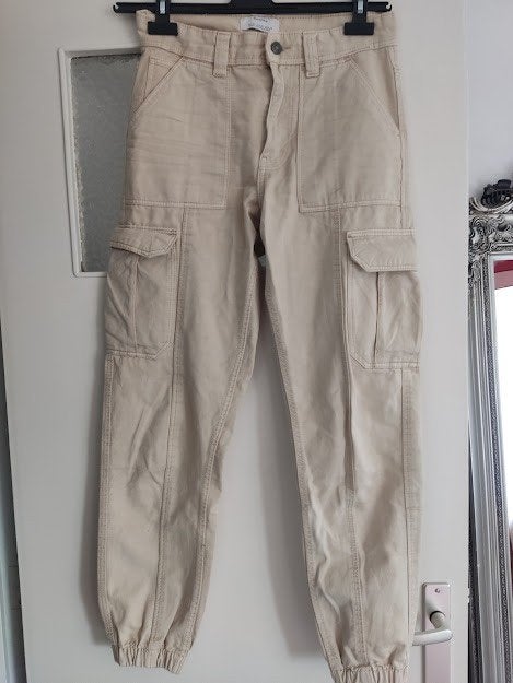 Bershka dames cargo jeans zandkleurig, Overige kleuren, W27 (confectie 34) of kleiner, Gedragen, Bershka