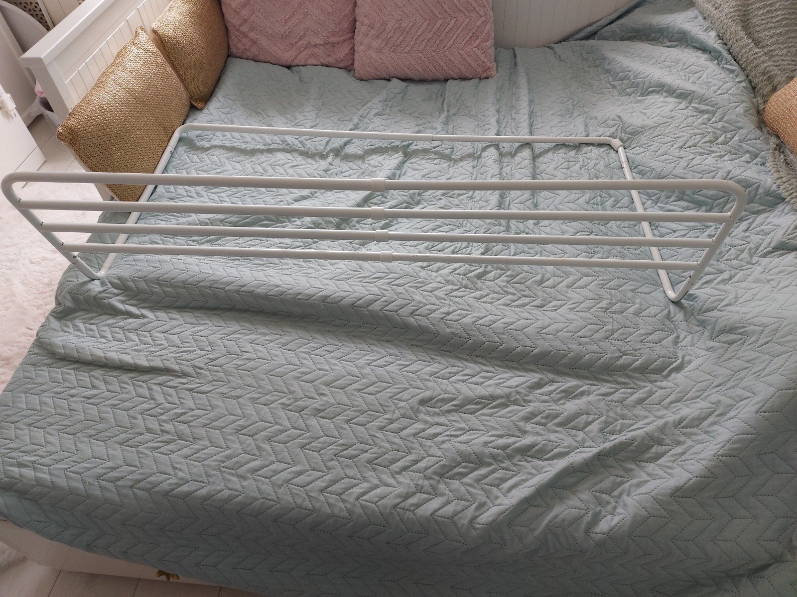 Uitschuifbaar trombone bedhekje 77 x 125 en 35 hoog, Ophalen, Gebruikt, Eenpersoons, Wit