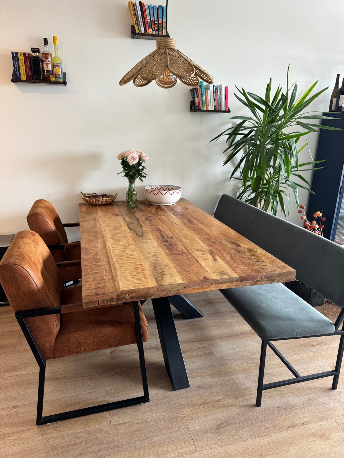 Robuuste mango houten eettafel met 2 leren stoelen, Ophalen, 100 tot 150 cm, Zo goed als nieuw, Vijf personen of meer