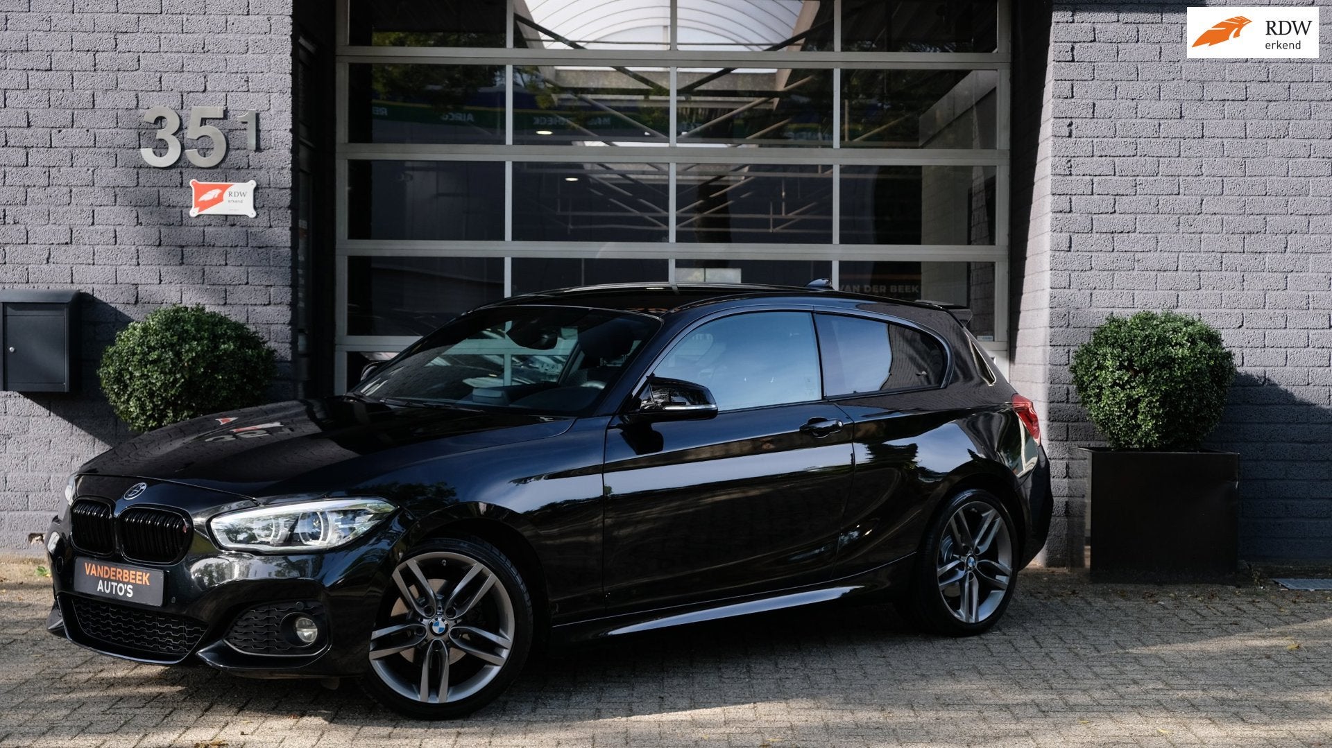 BMW 1-serie 120i Edition M Sport Shadow High Executive, Auto's, Achterwielaandrijving, Gebruikt, 4 stoelen, Alcantara