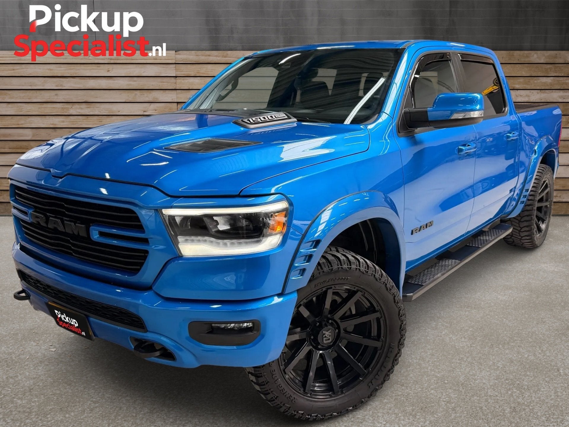 Dodge Ram 1500 5.7 V8 4x4 Crew Cab Big Horn , VERHOOGD , WID, Auto's, Automaat, 450 kg, 5654 cc, Blauw
