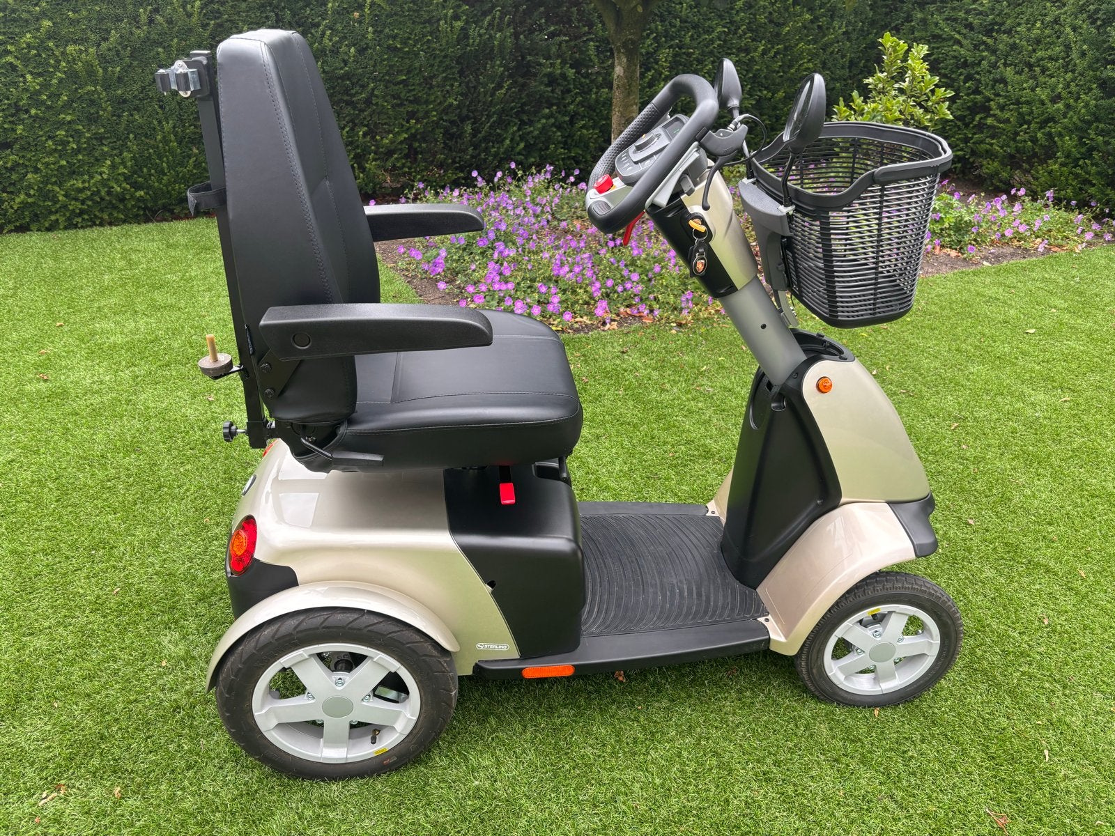 Mooie scootmobiel Sterling Trophy te koop, Champagne kleur,, Ophalen, Zo goed als nieuw, 16 km/u of meer, 46 km of meer