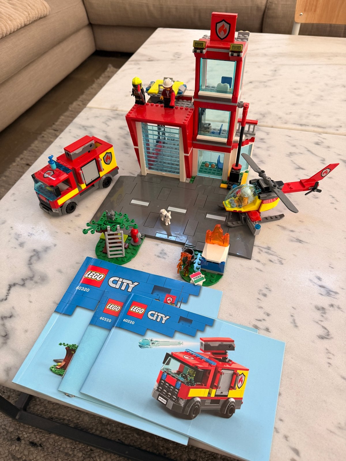 Lego City Brandweerkazerne 60320 met brandweerwagen en heli, City, Lego, Ophalen of Verzenden, Zo goed als nieuw