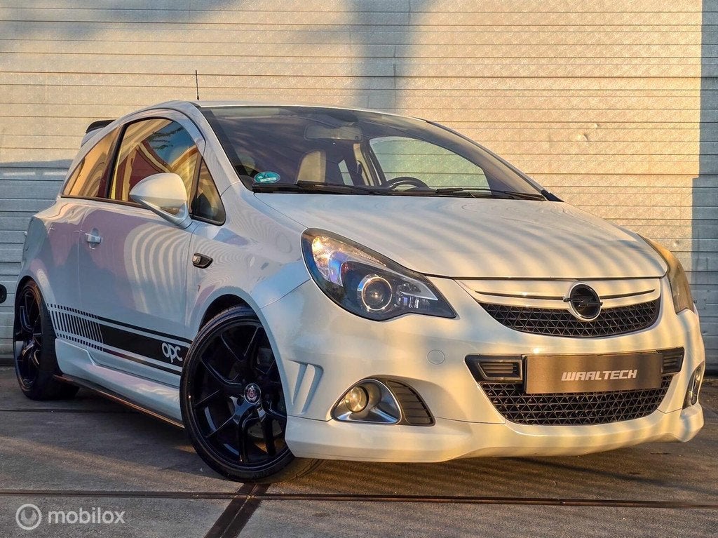 Opel Corsa 1.6-16V Turbo OPC Nürnburgring Edition, Euro 5, Gebruikt, Zwart, Wit
