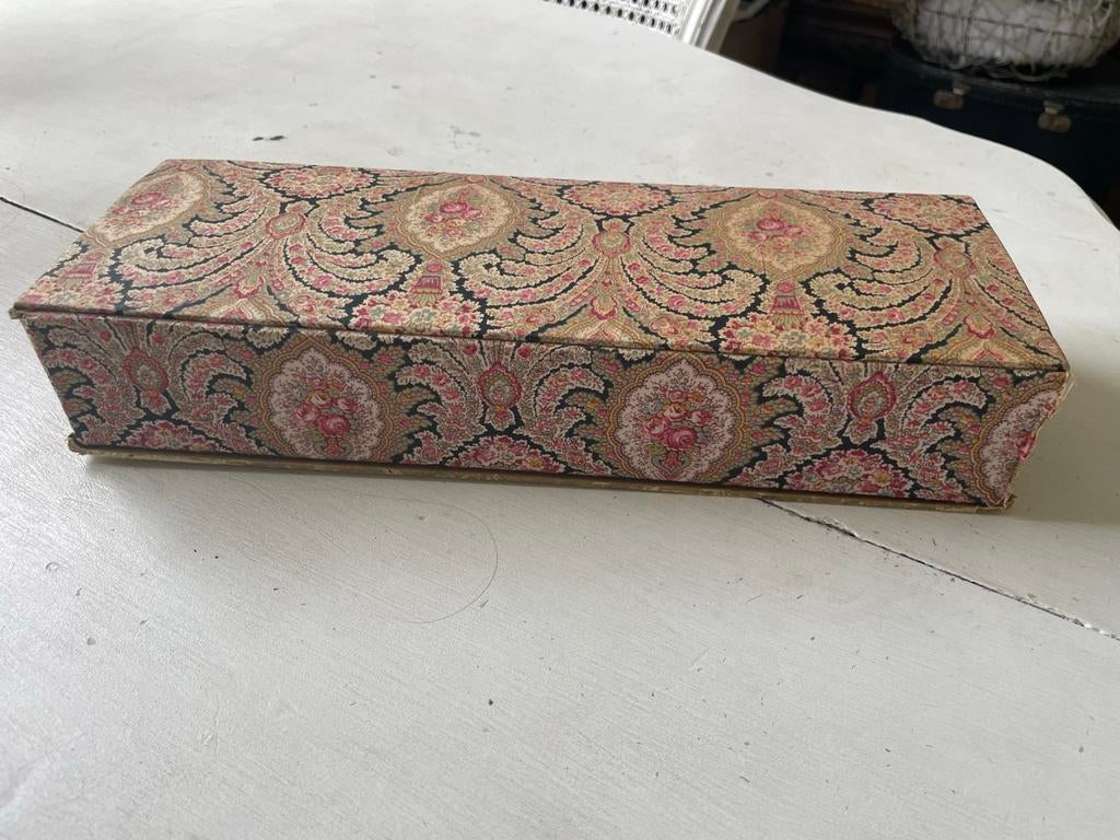 Brocante stoffen doos met bloemenpatroon, Antiek en Kunst, Curiosa en Brocante, Ophalen of Verzenden