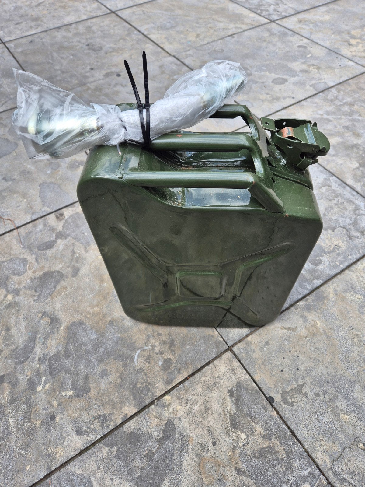 Jerrycan 20L met schenktuit, 1x gebruikt, Ophalen