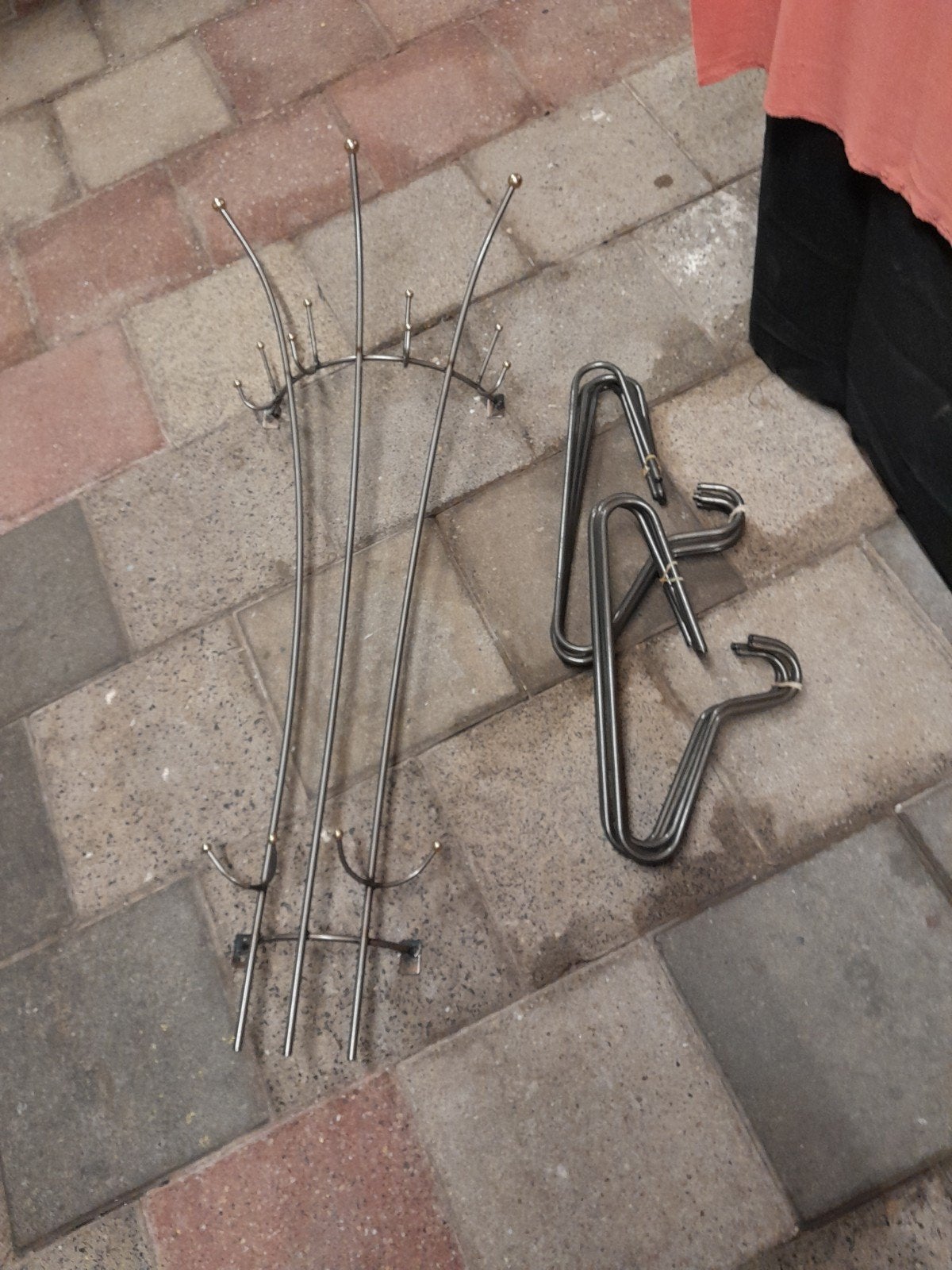 2 stuks Metalen kapstokken met 10 kleerhangers, Gebruikt, Minder dan 100 cm, Metaal, Ophalen
