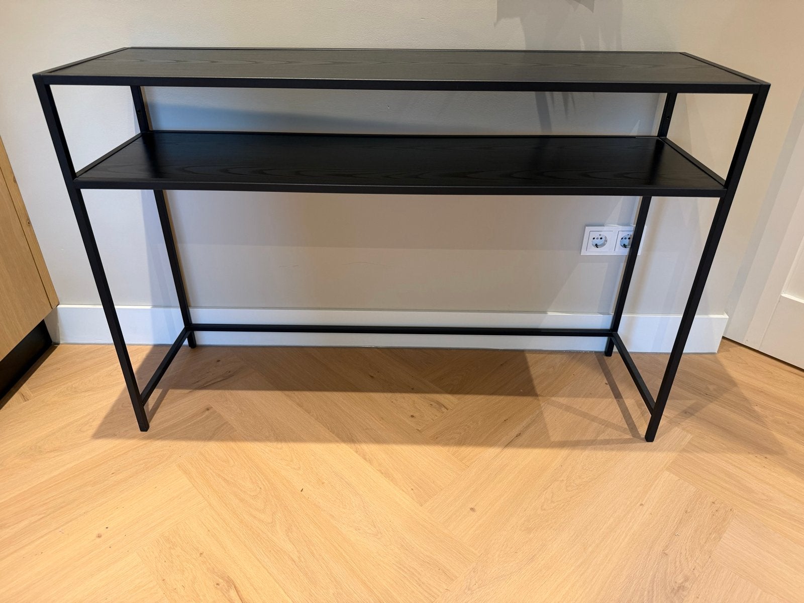 Zwarte side table met metalen frame en houten planken, Ophalen, 100 tot 150 cm, Zo goed als nieuw, Metaal
