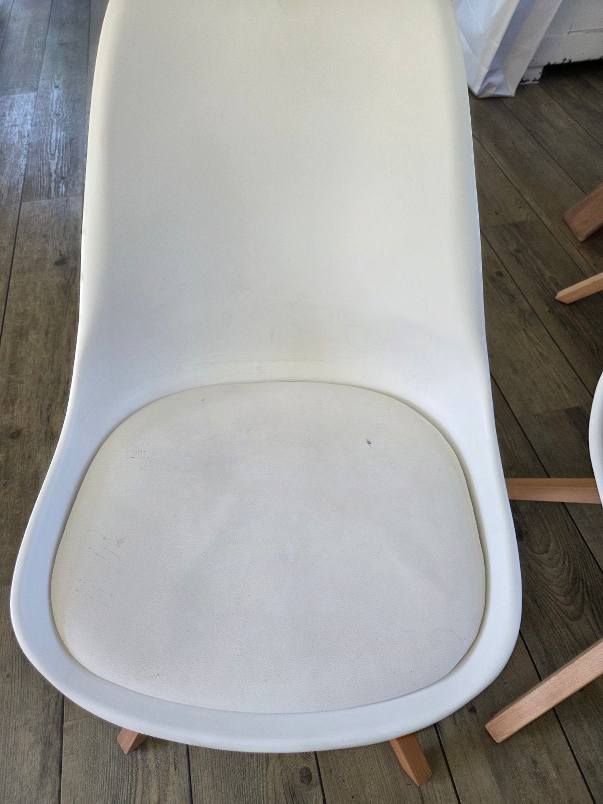 Witte eetkamerstoelen met houten poten, Hout, Gebruikt, Twee, Modern, Scandinavisch
