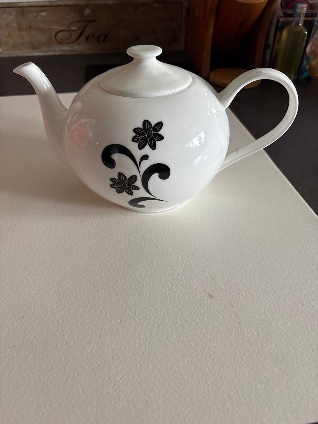 Witte theepot met zwart bloemmotief - Poésie, Ophalen of Verzenden, Zo goed als nieuw, Wit, Overige merken