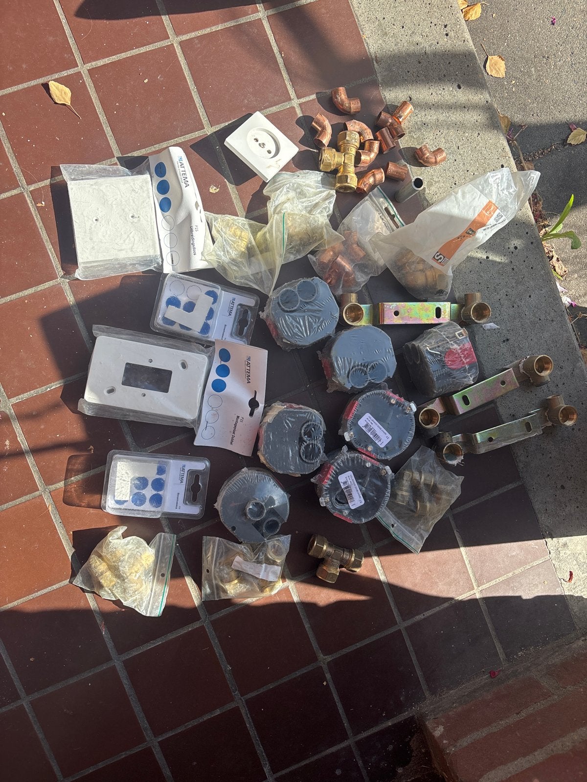 Elektra- en leidingmaterialen: inbouwdozen, koperen hoekstuk, Ophalen, Gebruikt, Overige typen