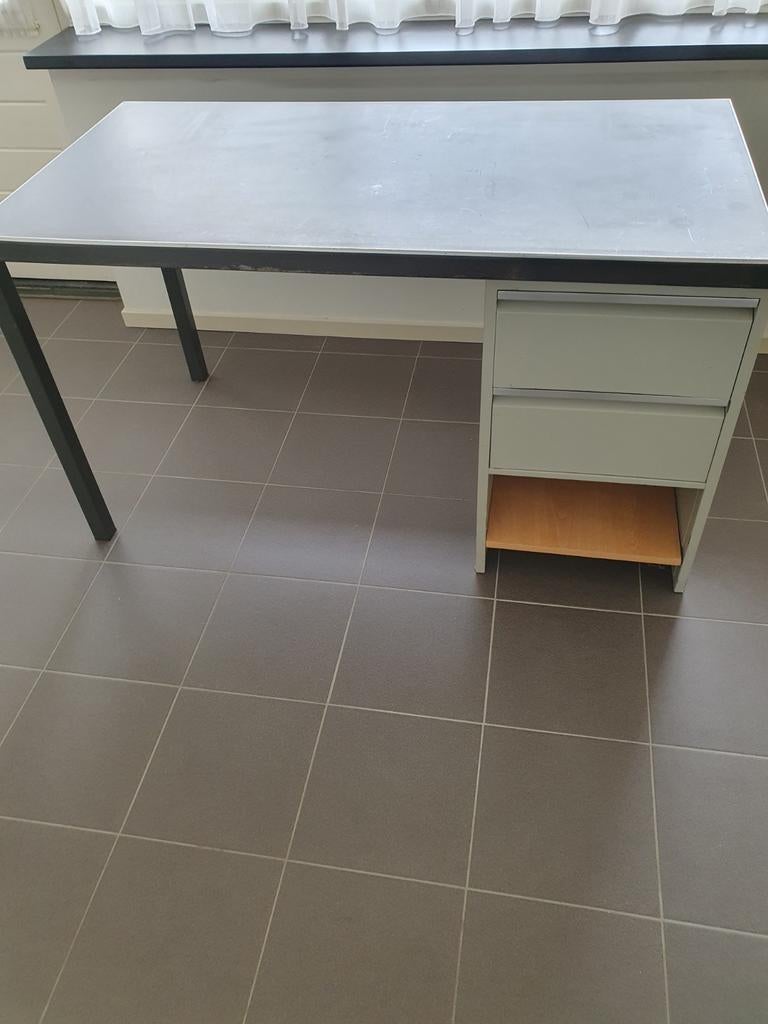 Grijs bureau met lades en open vak, Ophalen, Met lades, Gebruikt, Metaal