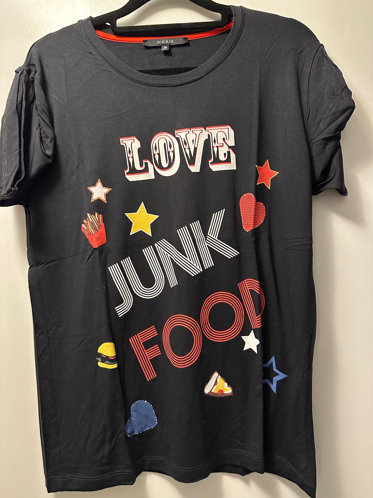 Nikkie T-shirt 'Love Junk Food' - Maat 38 (M), Maat 38/40 (M), Zwart, Nieuw, Ophalen of Verzenden