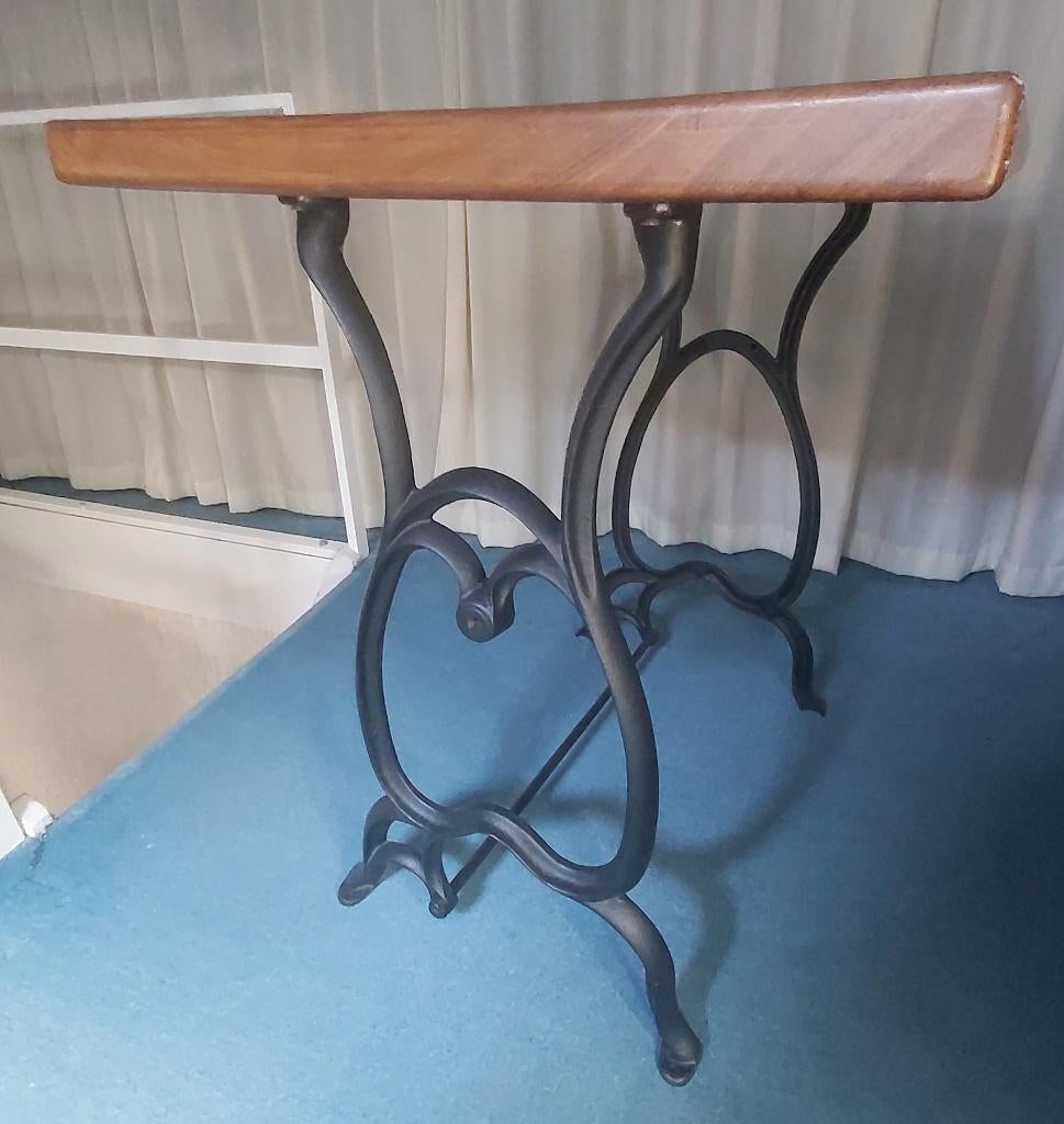 teakhouten tafeltje met gietijzeren naaimachine onderstel, Ophalen, Gebruikt, 55 tot 75 cm, 60 cm of meer