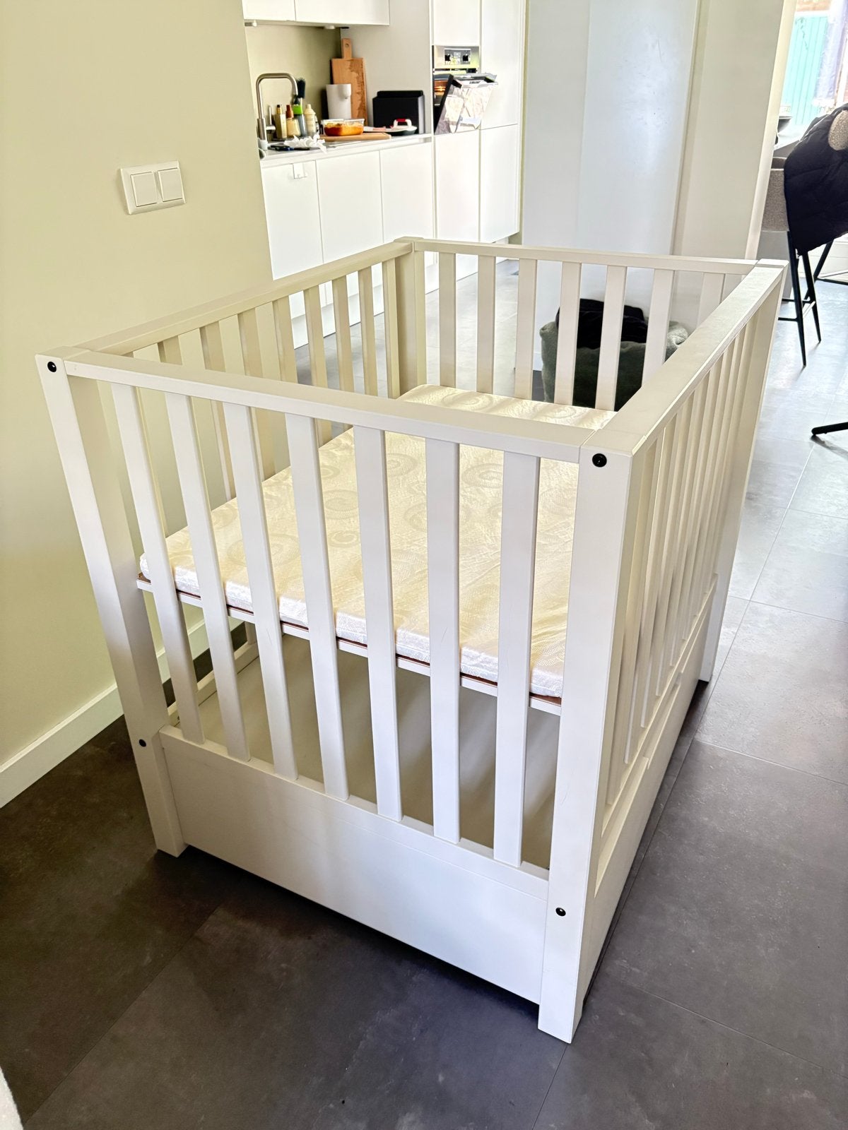 Taupe ledikant met lade - Zo goed als nieuw, Kinderen en Baby's, Babywiegjes en Ledikanten, Ophalen, Zo goed als nieuw, Ledikant