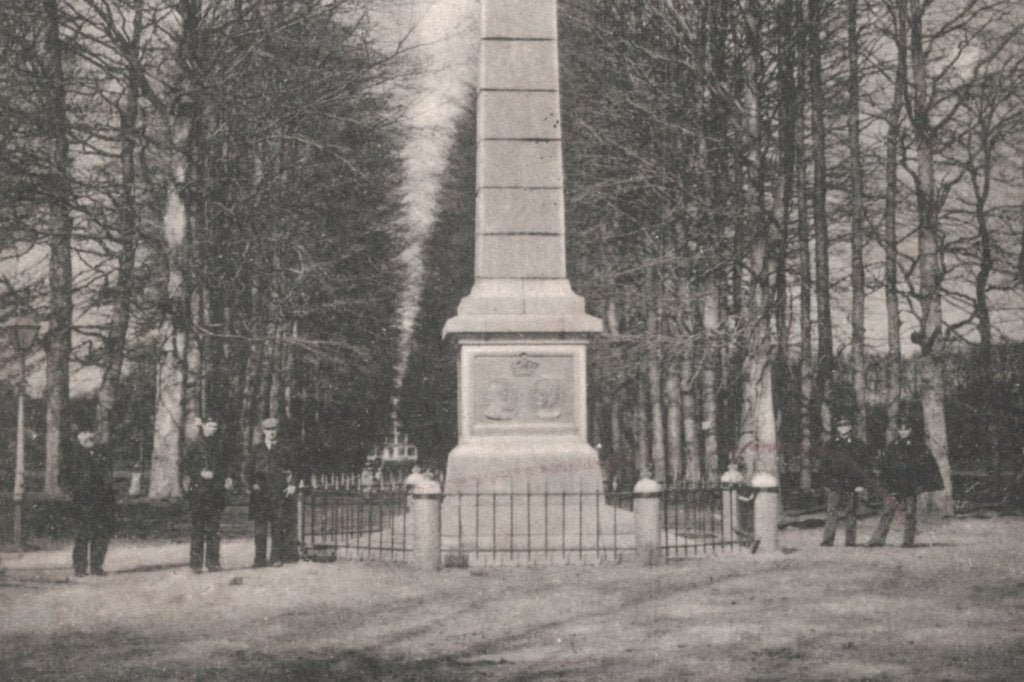 968852	Apeldoorn	Gedenkzuil	Paleislaan	Gelopen mt postzegel, Ophalen of Verzenden, Voor 1920, Gelopen, Gelderland
