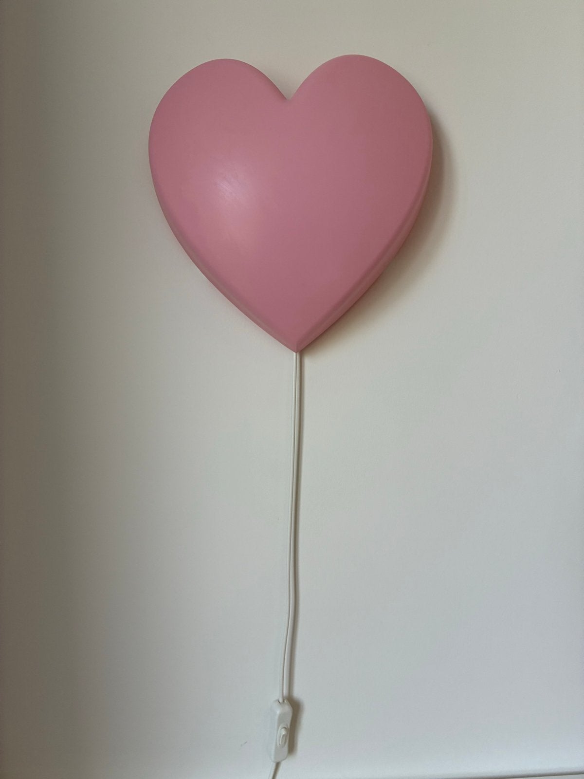 IKEA Upplyst hartjes led-wandlamp - Zo goed als nieuw, Huis en Inrichting, Lampen | Wandlampen, Kunststof, LED, IKEA, Roze