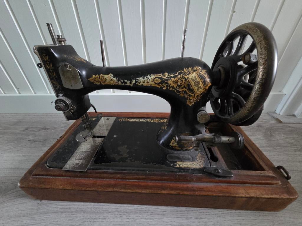 Antieke naaimachine met deksel, Ophalen of Verzenden