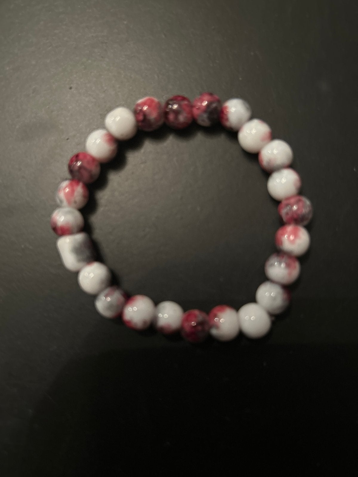 Stijlvolle kralenarmband in rood en wit, Sieraden, Tassen en Uiterlijk, Verzenden, Nieuw, Wit, Overige materialen