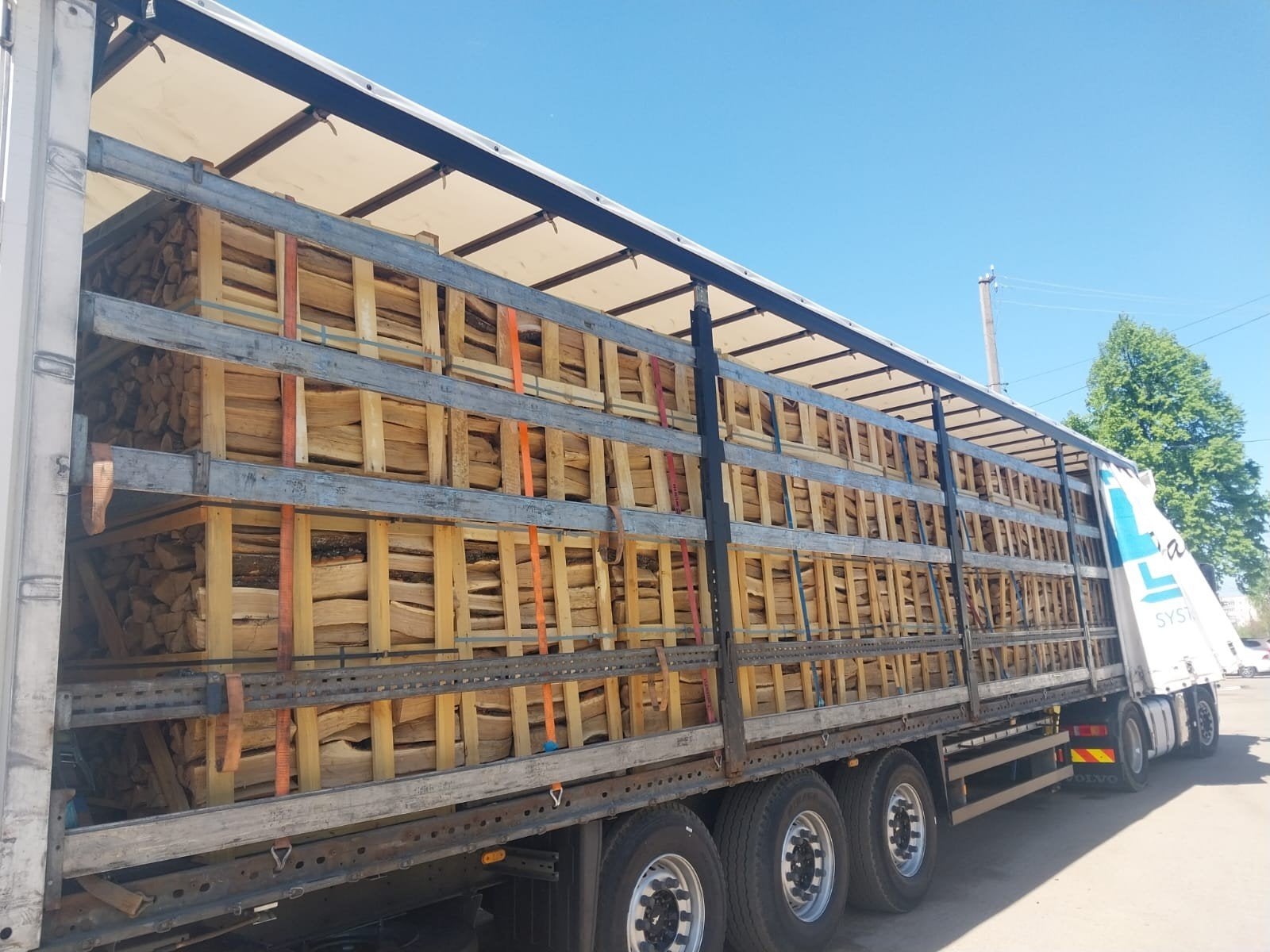 Vrachtwagen met 52 kratten (1kuub)eik,beuk,berk,haagbeuk,mix, Tuin en Terras, Haardhout, 6 m³ of meer, Ophalen of Verzenden, Overige houtsoorten
