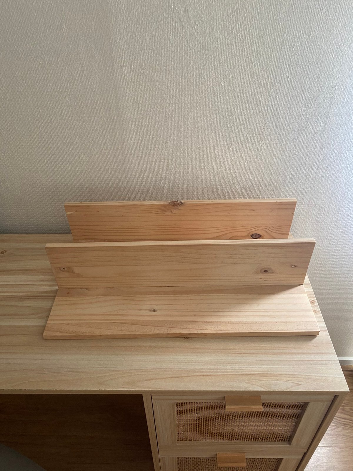Twee houten wandplanken van Karwei, Huis en Inrichting, Ophalen of Verzenden, Zo goed als nieuw