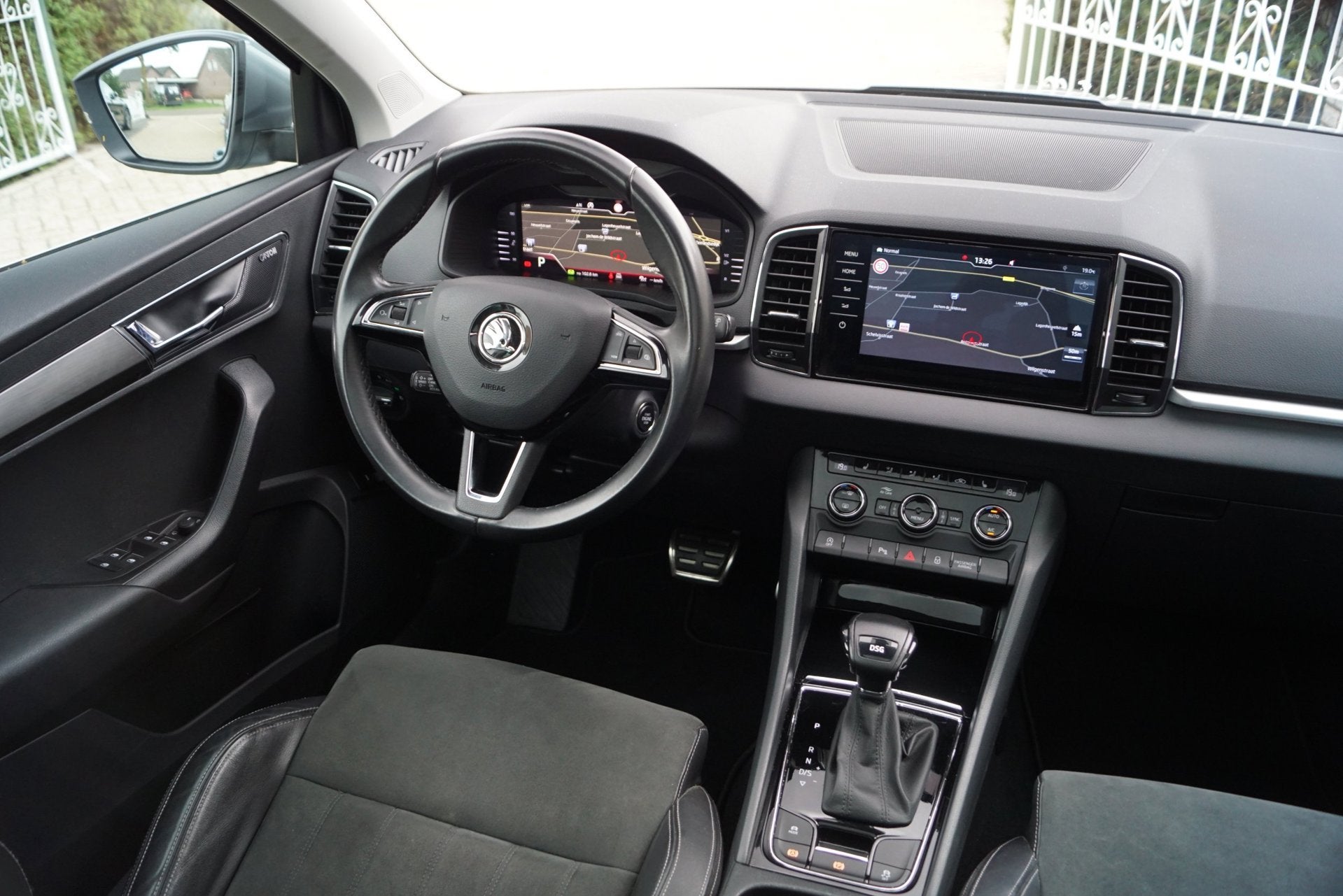 Skoda Karoq 1.5 TSI ACT Style Business Autom Panodak Leder/A, Auto's, Dealer onderhouden, 4 cilinders, 150 pk, Karoq