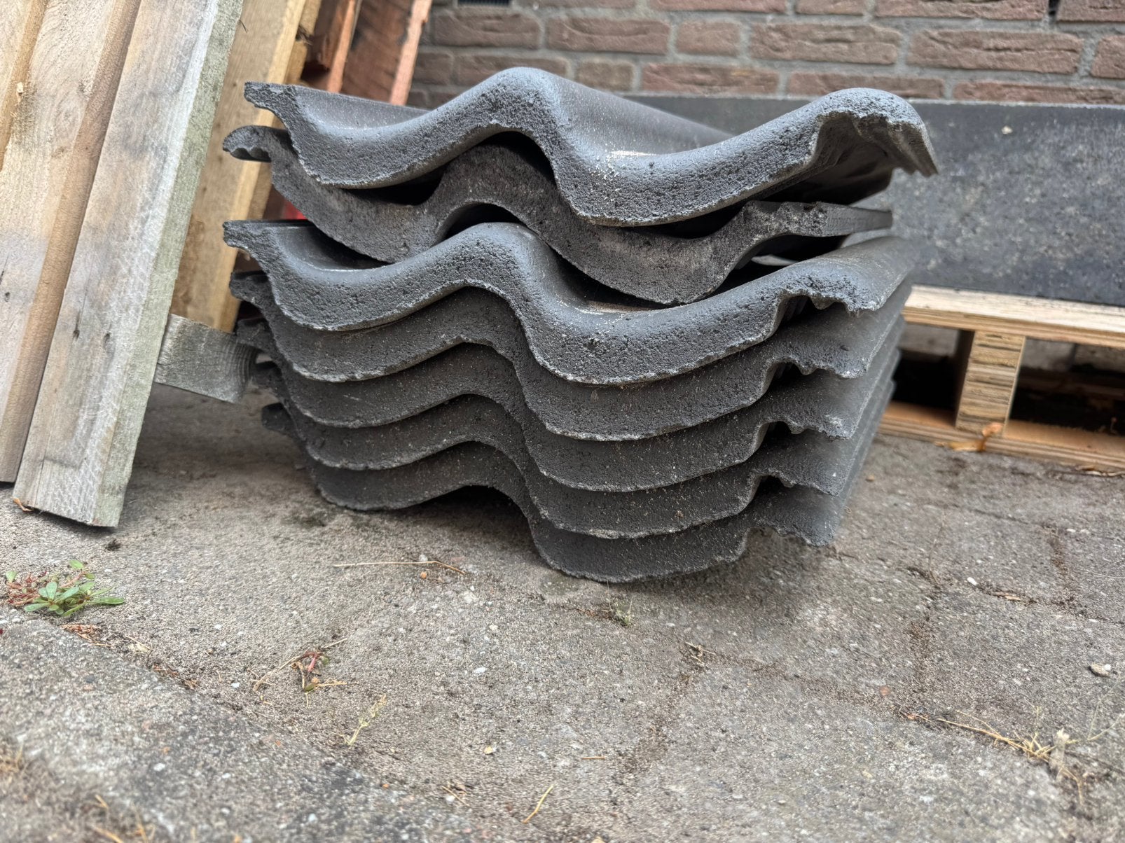GRATIS Dakpannen antraciet, Ophalen, Steen of Klei, Zo goed als nieuw, 15 m² of meer