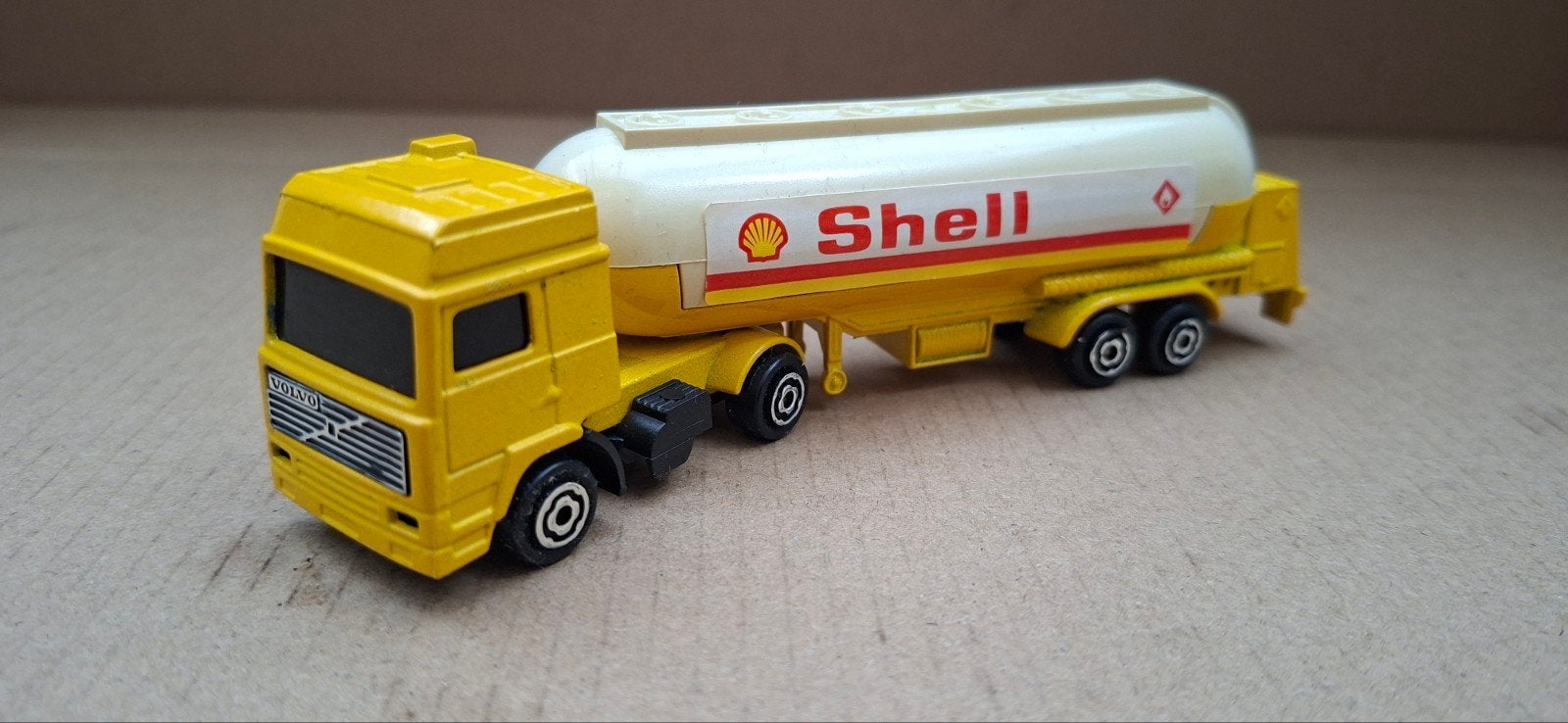 Majorette Volvo Shell Tankwagen - Geel Die-cast Model, Ophalen of Verzenden, Gebruikt