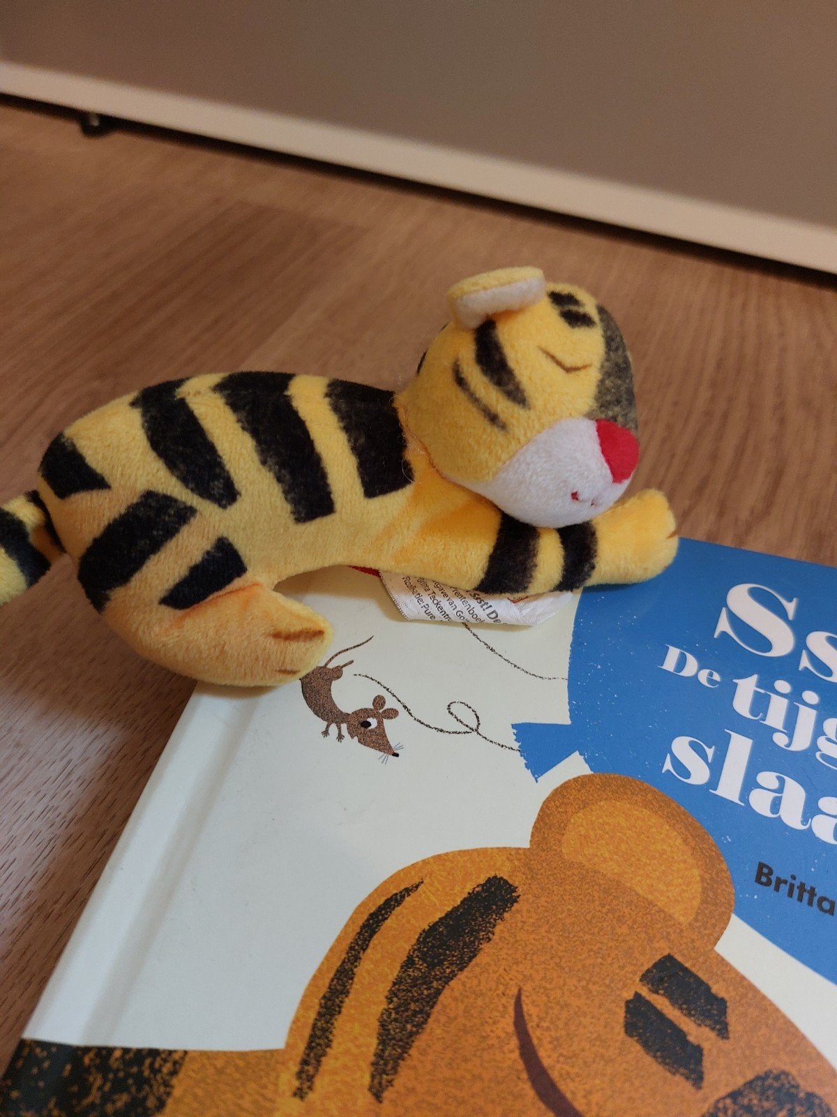 Ssst... de tijger slaapt vingerpopje met boek, Boeken, Ophalen of Verzenden